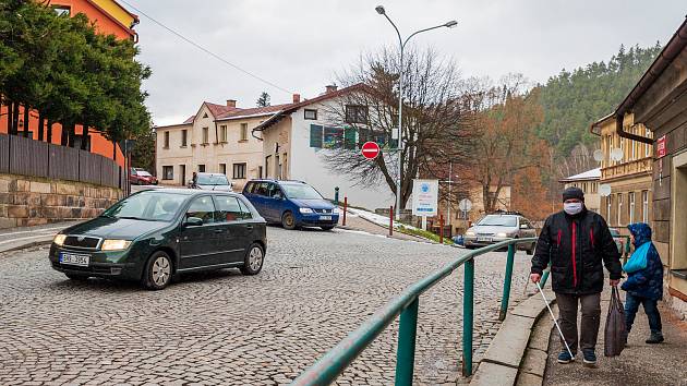 Ulice Pod městem v Úpici projde letos velkou rekonstrukcí. Silnici čeká výměna kostek za asfalt.