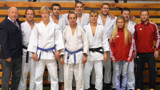 VÍTĚZNÝ KOLEKTIV. TSC Judo Turnov letos zvítězil na třech ze čtyř turnajů první národní ligy, což mu stačilo k celkovému prvenství. V příštím roce se může zapojit do extraligy!