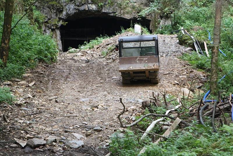 V Albeřické jeskyni v Bischofově lomu probíhá speleologický výzkum. Jeho součástí je čerpací zkouška.