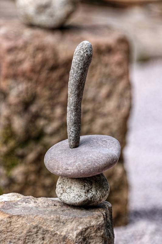 Pokřtěno! První hřiště na světě pro stone balancing nebo-li vyvažování kamenů bylo v sobotu otevřeno u lesní plovárny Retropark Sejfy v Mladých Bukách.