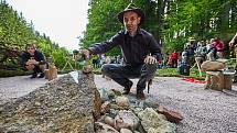 Pokřtěno! První hřiště na světě pro stone balancing nebo-li vyvažování kamenů bylo v sobotu otevřeno u lesní plovárny Retropark Sejfy v Mladých Bukách.