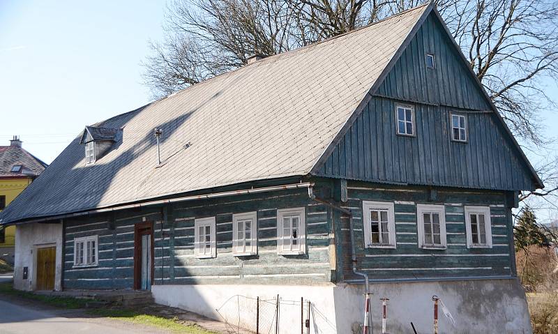 To je proměna. Chátrající historickou roubenku proměnila Dolní Branná v Muzeum lyžování.