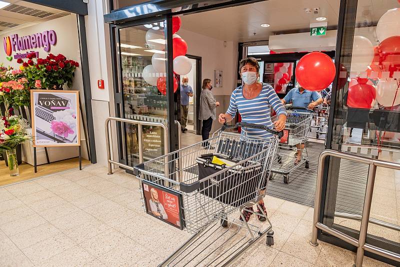 Trutnovská prodejna obchodního řetězce Kaufland přivítala ve středu 14. července první zákazníky při otevření po rekonstrukci.