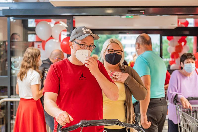 Trutnovská prodejna obchodního řetězce Kaufland přivítala ve středu 14. července první zákazníky při otevření po rekonstrukci.