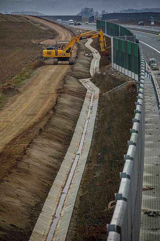 Dálniční úsek D11 z Hradce Králové do Jaroměře bude otevřený již zanedlouho, v polovině prosince se po něm poprvé projedou řidiči.