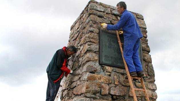 Mohyla byla postavena na počest Mistra Bohumila Hanče a jeho přítele Václava Vrbaty