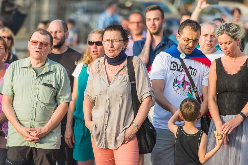 Z trutnovské demonstrace proti Babišovi.