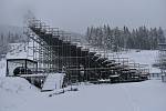 Tady se měl hrát hokej pod širým nebem při Winter Hockey Games. Tribuny a ledová plocha vyrostly ve Špindlerově Mlýně v areálu Svatý Petr.