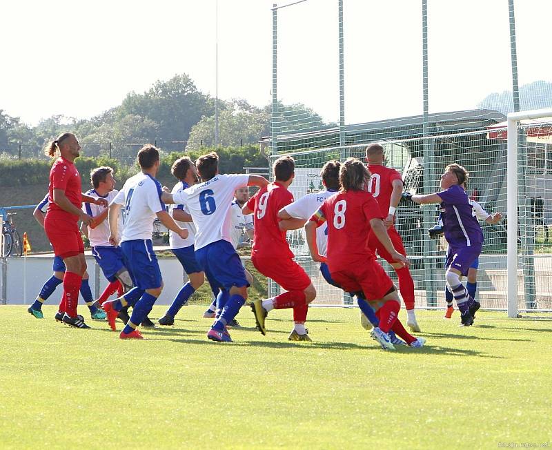 OKRESNÍ DERBY se hrálo na vrchlabském stadionu, kde domácí rezerva porazila Úpici 1:0 trefou Finka ze 78. minuty.