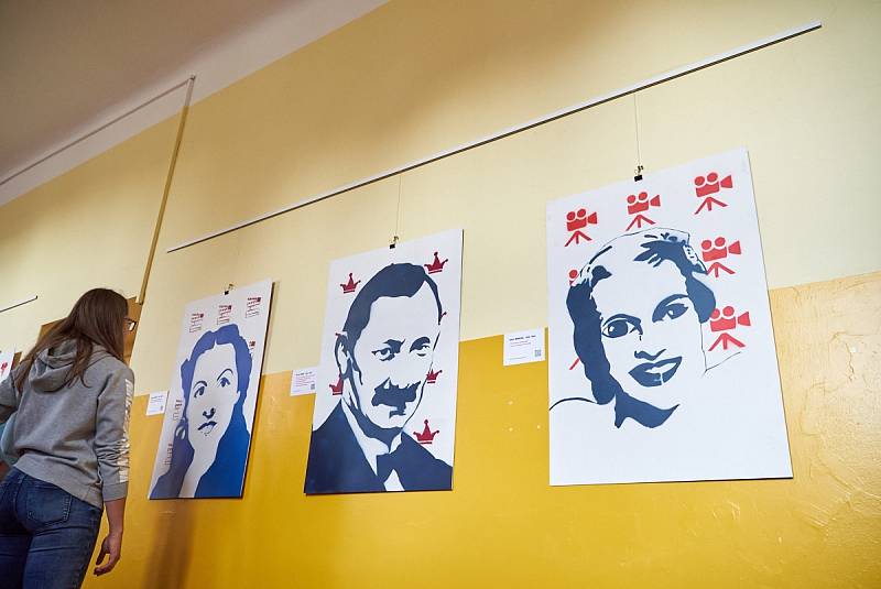 Studentská výstava k výročí republiky v trutnovském gymnáziu.