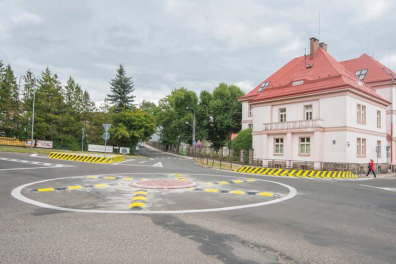 Nový kruhový objezd u zdravotnické školy v Trutnově.