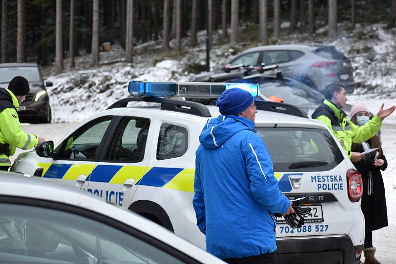 Špindlerovští strážníci řešili přestupky s parkováním v lyžařském areálu Svatý Petr.