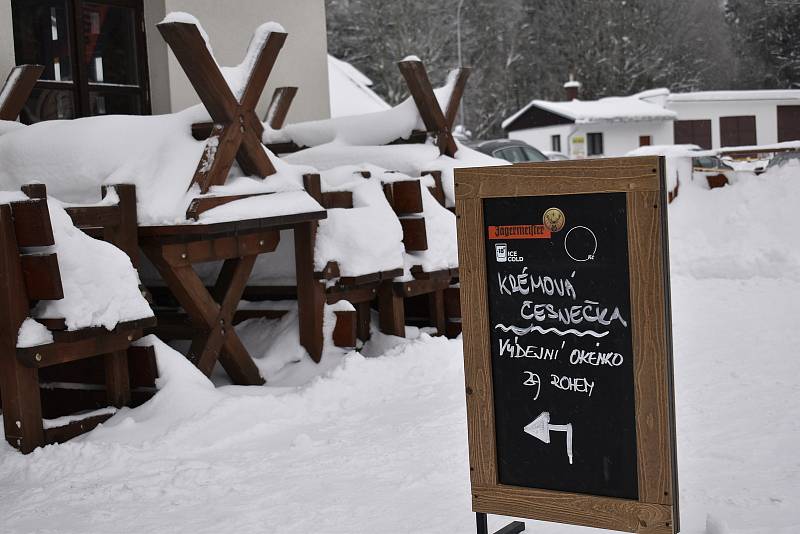 David Pintíř provozuje restauraci v budově obecního úřadu v krkonošském Strážném.