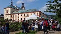 Benefiční food festival v klášterní zahradě.