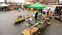 Lidé mohli v sobotu konečně vyrazit na farmářské trhy v Poříčí.