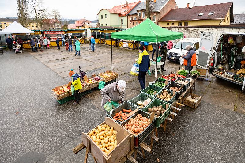 Lidé mohli v sobotu konečně vyrazit na farmářské trhy v Poříčí.
