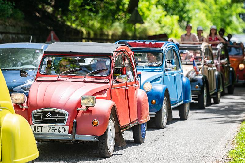 Národní sraz Citroënů 2CV, lidově zvaných kachen.