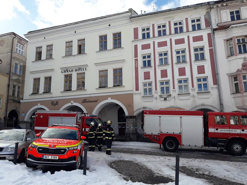 V centru Trutnova bylo evakuováno 45 lidí. Zřítil se strop, unikal plyn