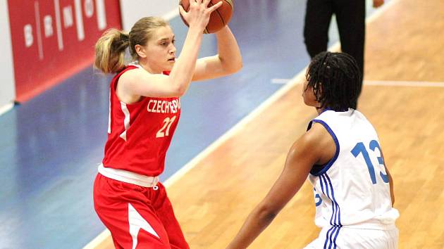 V LÉTĚ NELENÍ. Anna Rylichová si od basketu o prázdninách neodpočla. S ohledem na nové zkušenosti jí to ale rozhodně nevadí.