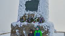 Lidé si ve středu připomněli 108. výročí tragického úmrtí lyžařů Bohumila Hanče a Václava Vrbaty u jejich mohyly na Zlatém návrší.