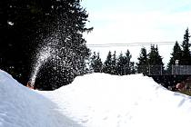 SNÍH NA ČERNÉ HOŘE. SkiResort již díky moderní technologii, navzdory teplému počasí, zasněžuje část sjezdovky Anděl.