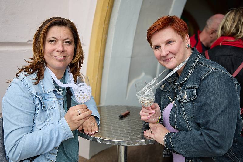 Lidé vyrazili v sobotu na Trutnovské vinařské slavnosti na Krakonošově náměstí.