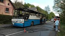 Zájezdový autobus vyhořel u Nemojova