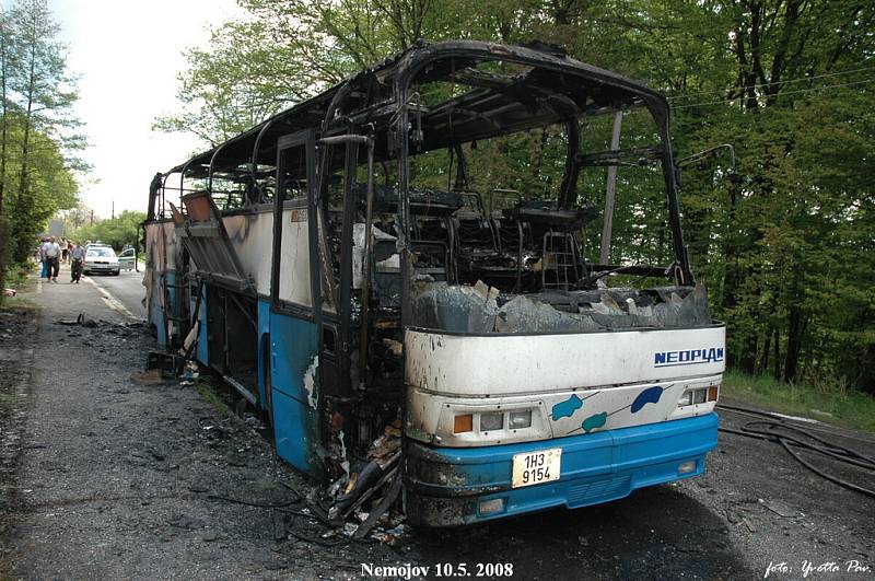 Zájezdový autobus vyhořel u Nemojova