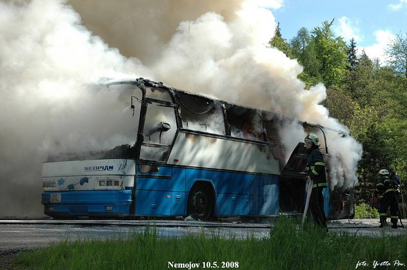 Zájezdový autobus vyhořel u Nemojova