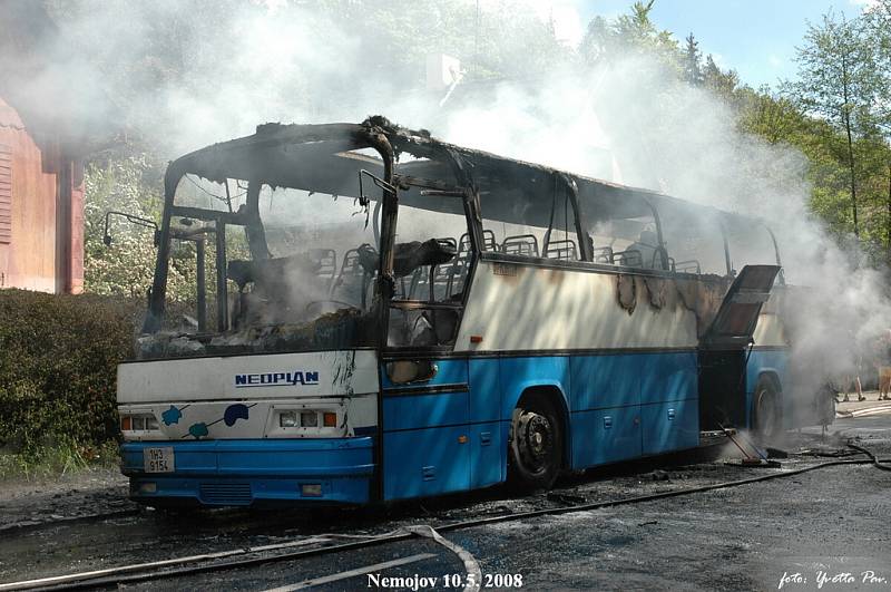 Zájezdový autobus vyhořel u Nemojova