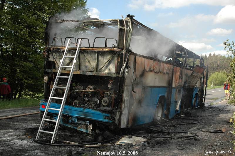 Zájezdový autobus vyhořel u Nemojova