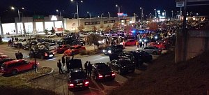 Sobotní sraz tuningových aut v Trutnově na parkovišti u obchodního centra Tesco byl pod drobnohledem Policie ČR.