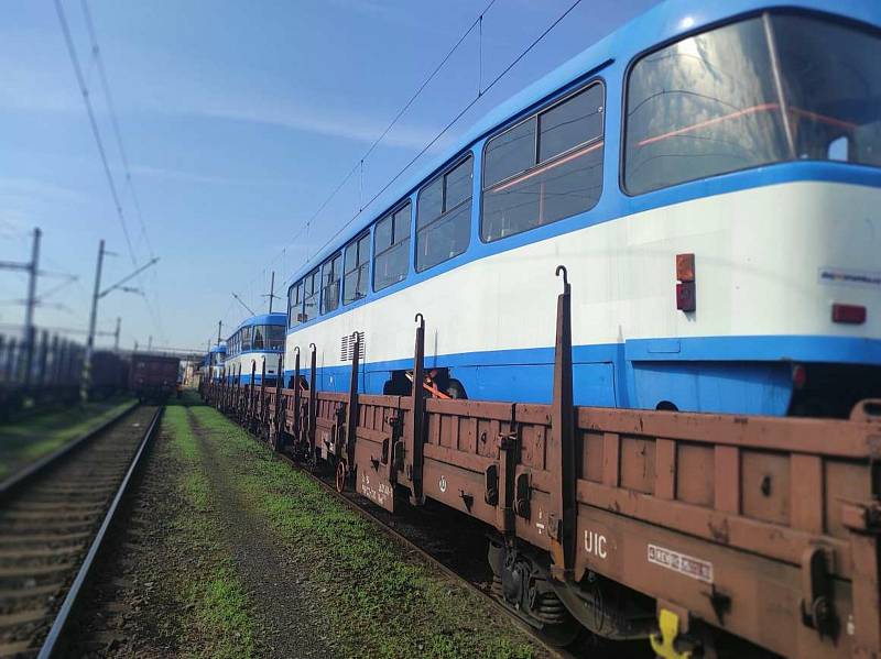 Spolek Přítel Krkonošského metra zakoupil čtyři vysloužilé tramvaje od Dopravního podniku Ostrava a v červenci je převezl na vlakové nádraží do Rokytnice nad Jizerou, kde nyní stojí.