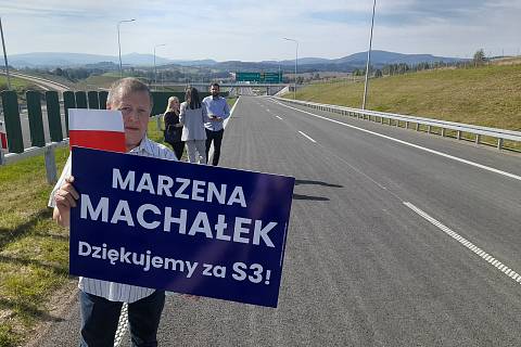 Jerzy Kaluzyński, stejně jako další polští občané, přišli poděkovat vládní delegaci za vybudování dálnice S3 Kamienna Góra - Lubawka.