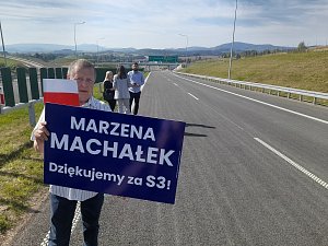 Jerzy Kaluzyński, stejně jako další polští občané, přišli poděkovat vládní delegaci za vybudování dálnice S3 Kamienna Góra - Lubawka.