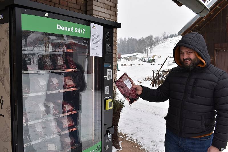 Na farmě v Prosečném si můžete koupit maso z automatu.