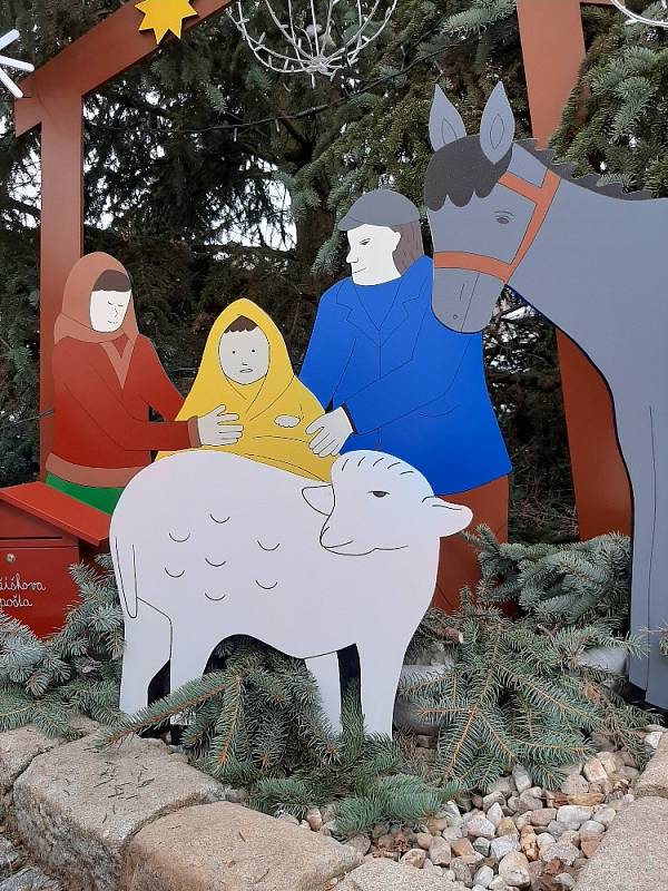 Vánoční strom, betlém a Ježíškova pošta v Pilníkově.