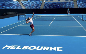 V Melbourne parku už se může Gabriela Knutsonová cítit jako doma. Vedle několika tréninků si zde zahrála již dva vítězné zápasy a v noci na pátek ji čeká třetí.