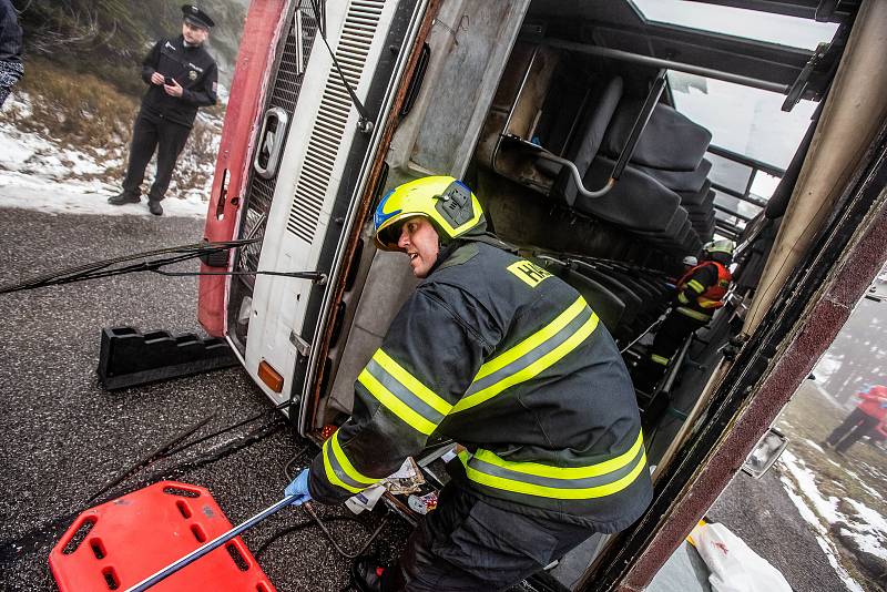 Cvičení složek IZS v Krkonoších - simulovaná nehoda autobusu.