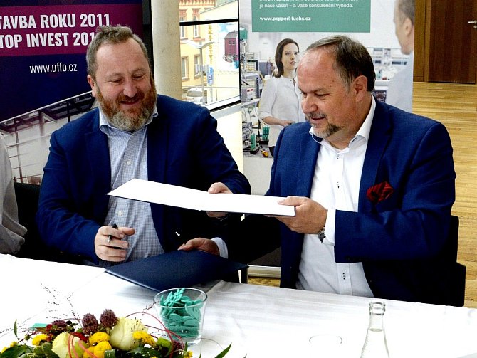 Pepperl+Fuchs postaví v Trutnově novou továrnu. Ještě předtím ale podepsala novou smlouvu o partnerství s Uffem. Na snímku vlevo Libor Kasík a vpravo Jürgen J. Chrobak.