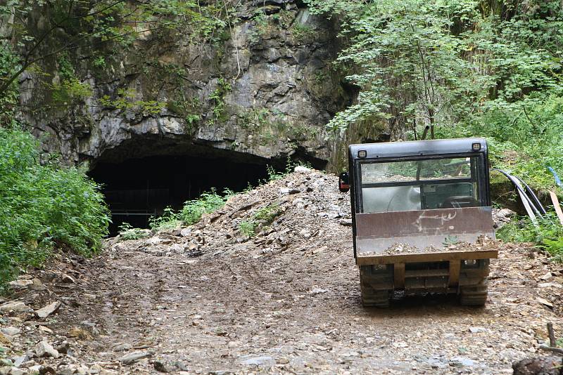 V Albeřické jeskyni v Bischofově lomu probíhá speleologický výzkum. Jeho součástí je čerpací zkouška.