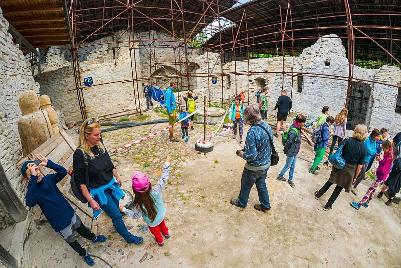 Lidé se přišli podívat na havlovický hrad Vízmburk při dni otevřených dveří.