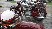 Soutěž historických automobilů a motocyklů v krkonošském Studenci byla skvostnou přehlídkou automobilových a motocyklových veteránů z předválečné a poválečné doby.