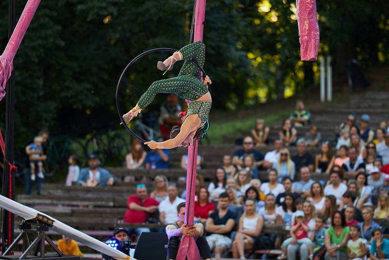 Vystoupení Cirku La Putyka na trutnovském Bojišti.