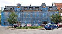 Vrchlabská radnice opravuje památkově chráněný dům na Kozím plácku, který je spjatý se začátky automobilového průmyslu ve Vrchlabí.