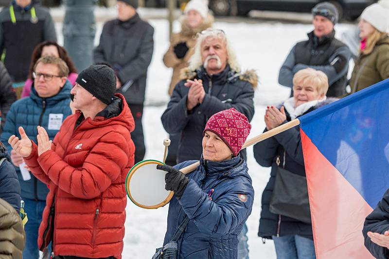 Demonstrace odpůrců protipandemických opatření v Trutnově na Krakonošově náměstí v neděli 23. ledna.