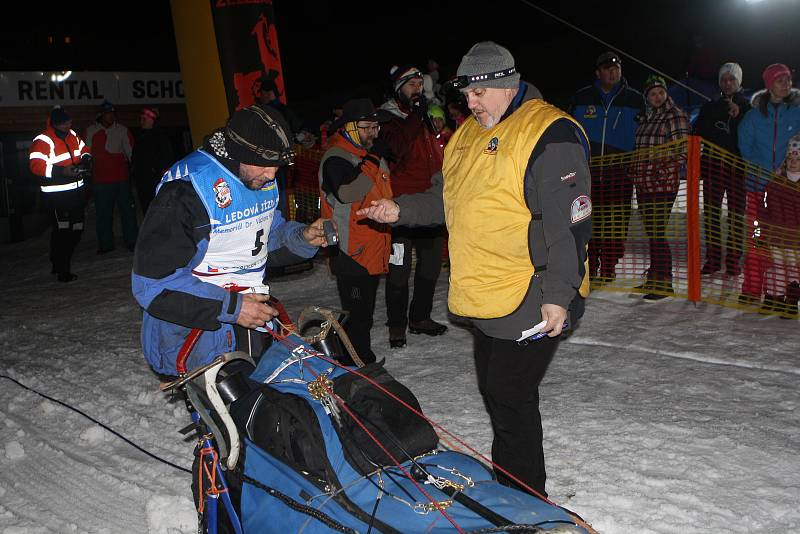 Start úvodní noční etapy 27. ročníku Ledové jízdy musherů od sjezdovky Javor v Peci pod Sněžkou, při které doplňuje posádku psích spřežení běžkař, tažený na laně.