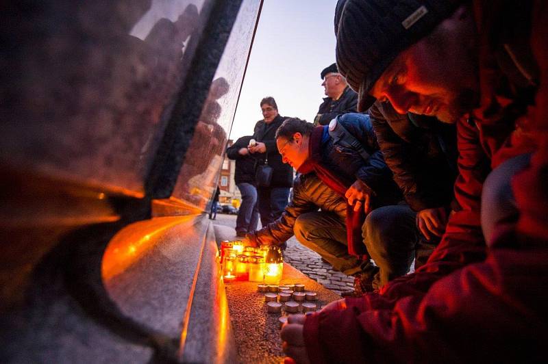 Oslava 17. listopadu u kašny na Krakonošově náměstí v Trutnově.