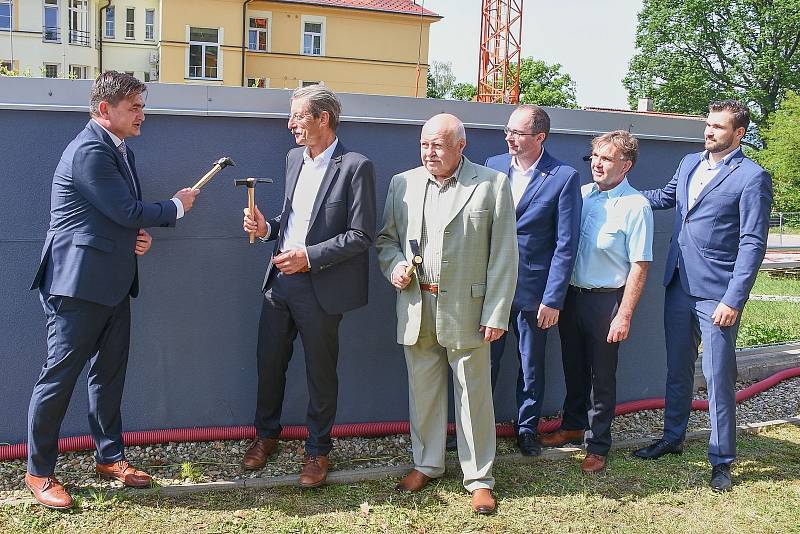 Odklepnuto, stavba začíná. Slavnostní poklepání kladívky oficiálně zahájilo výstavbu operačních sálů v Městské nemocnici Dvůr Králové nad Labem.