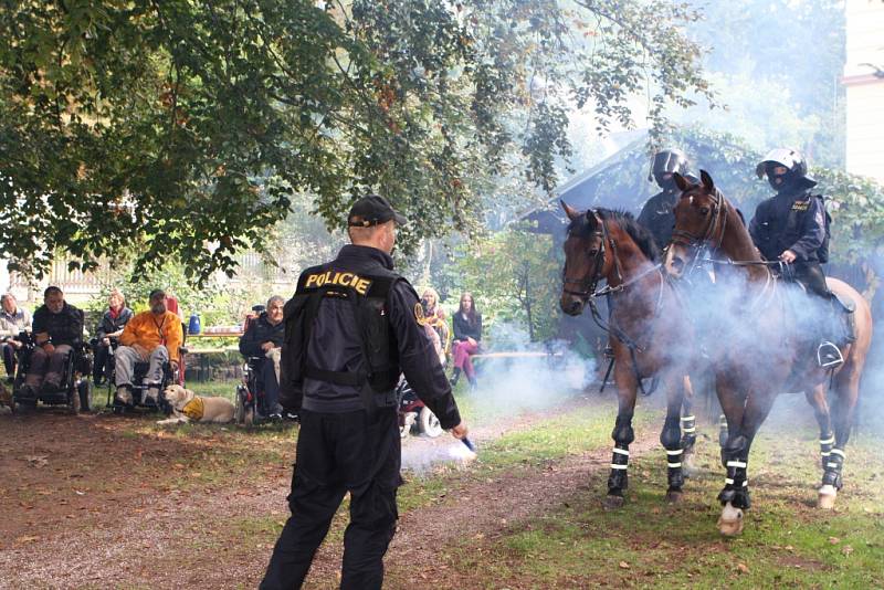 Na trutnovské faře vozíčkárům předvedli zásahy policisté na koních